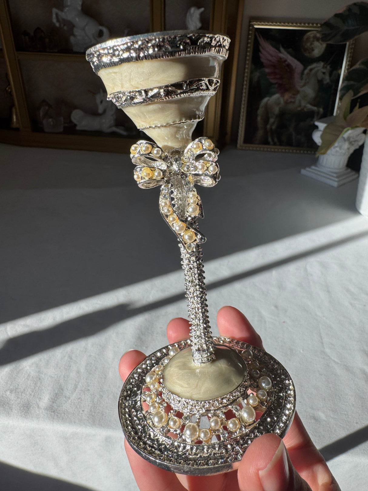 Pearl Bow Sphere Stand