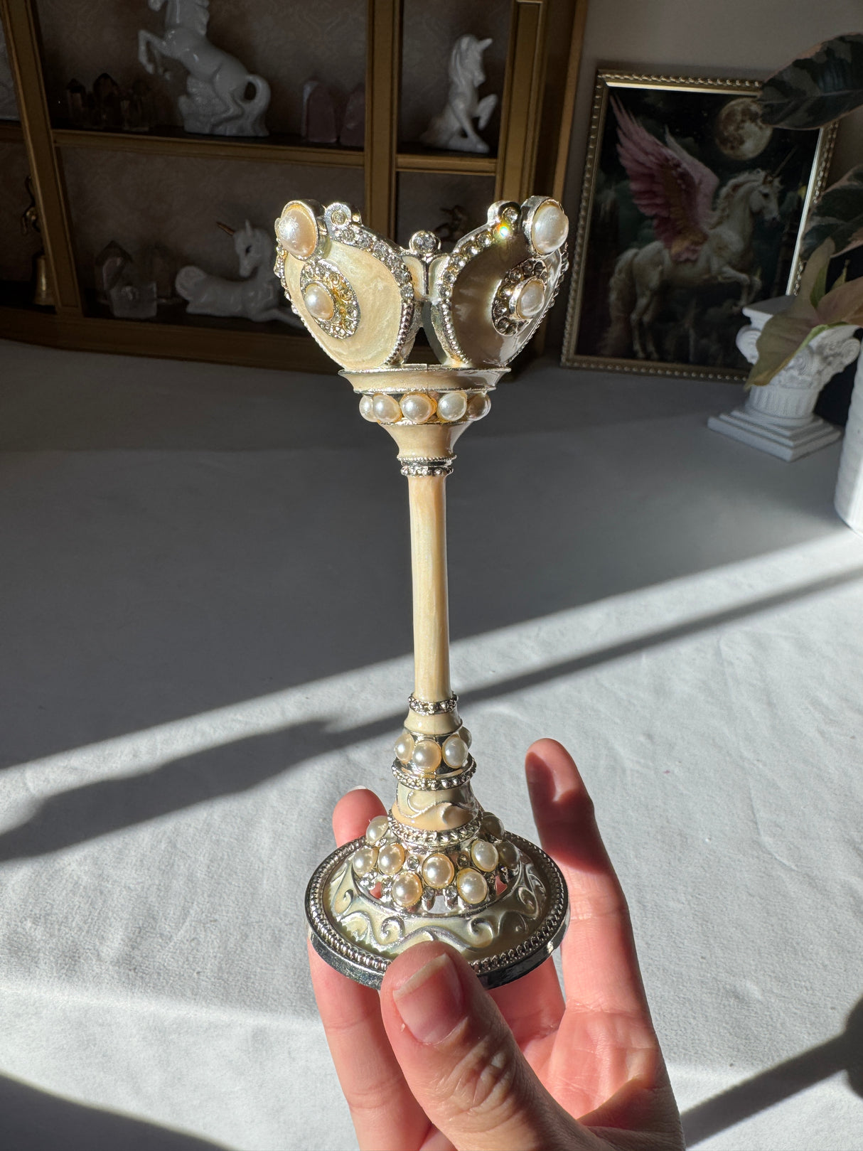 Elegant Pearl Sphere Stand