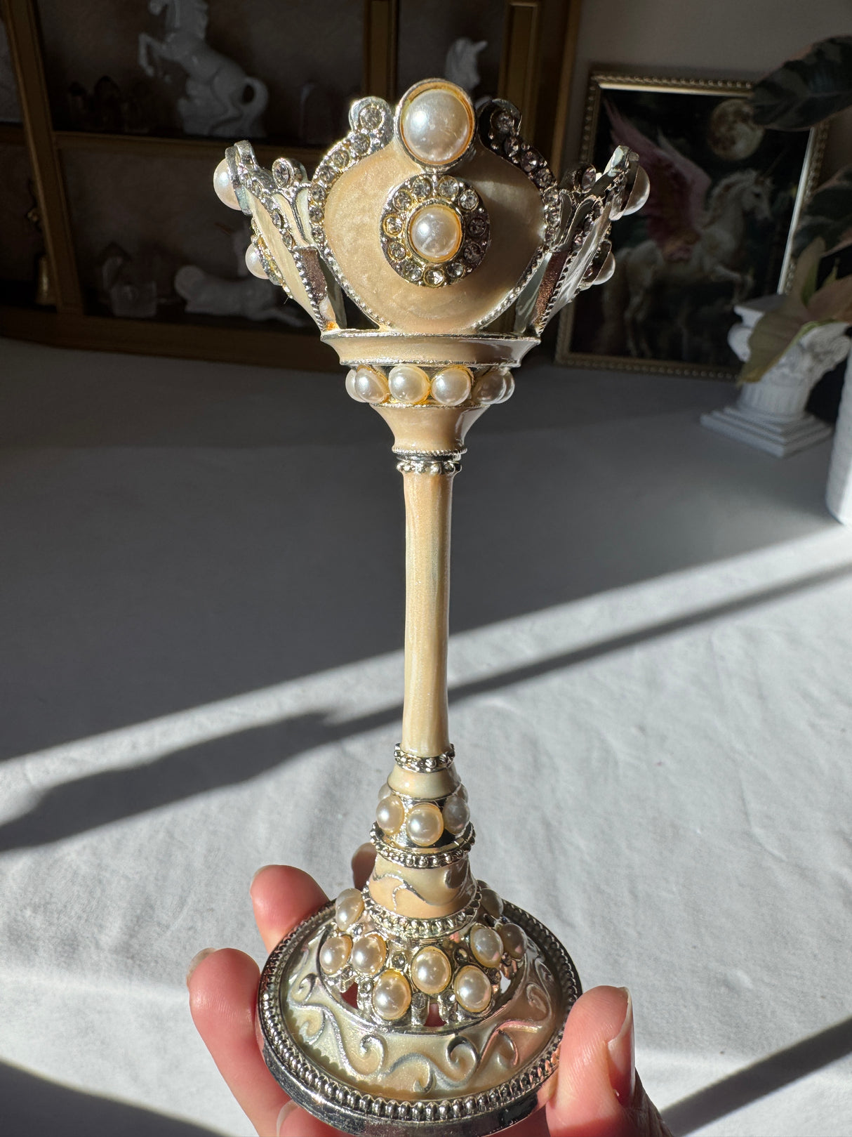 Elegant Pearl Sphere Stand