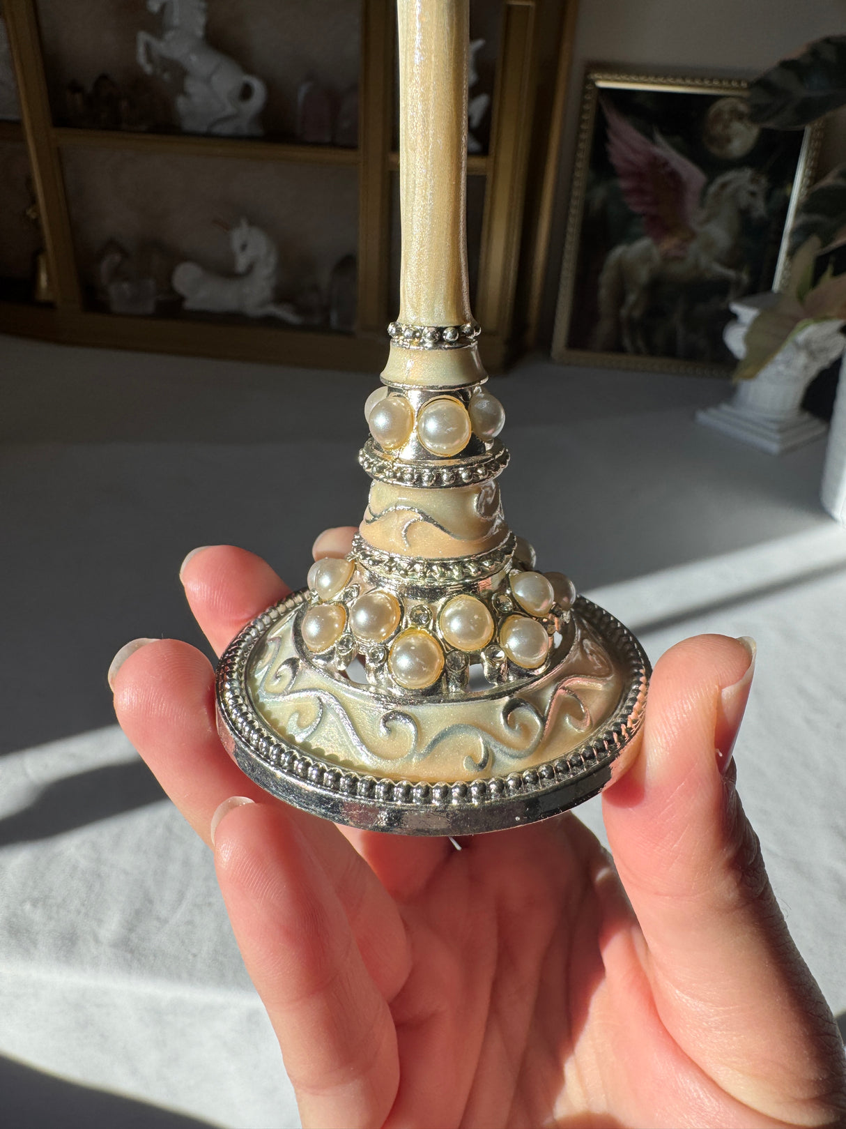 Elegant Pearl Sphere Stand