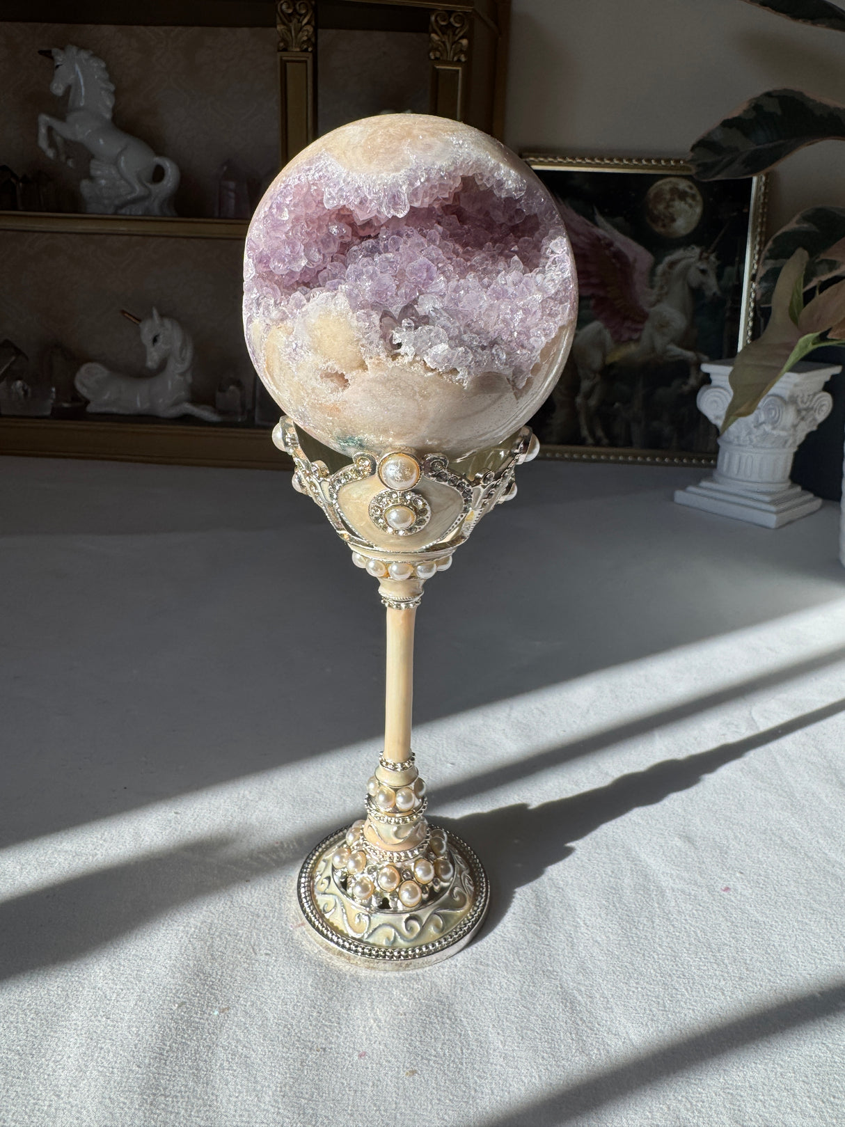 Elegant Pearl Sphere Stand