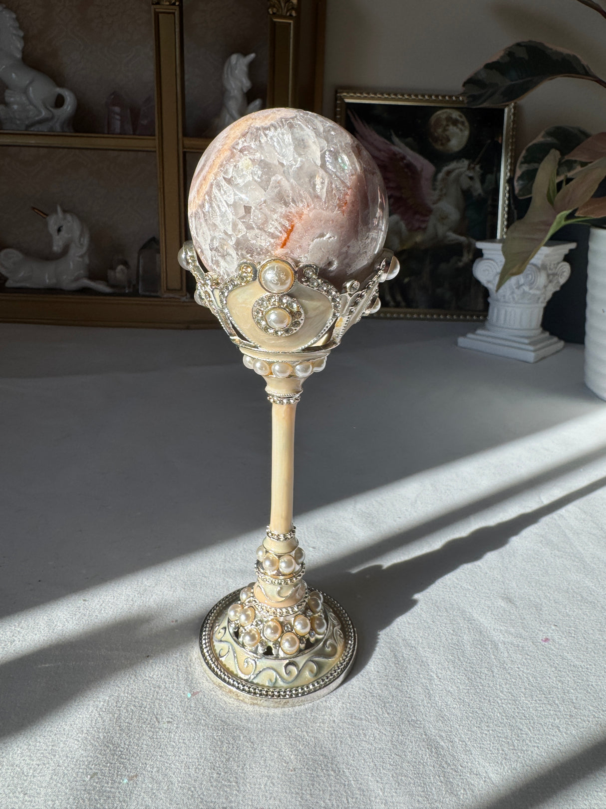 Elegant Pearl Sphere Stand